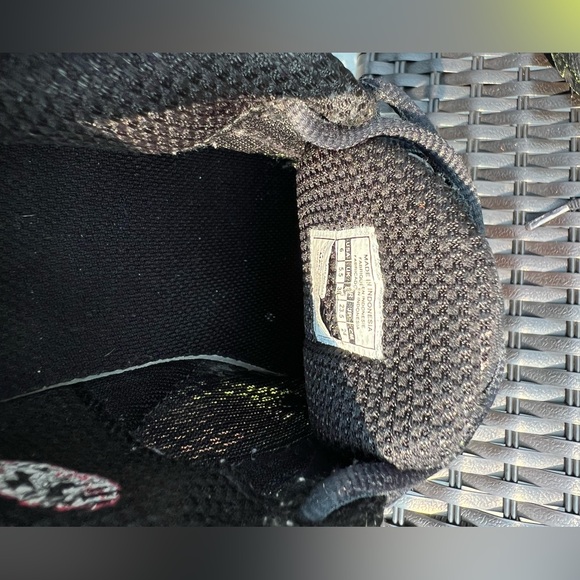 Under armour women’s black and green athletic shoe. GUC. Size 6 - Picture 3 of 3